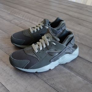 Nike Huarache Run Olive Green Sz 6